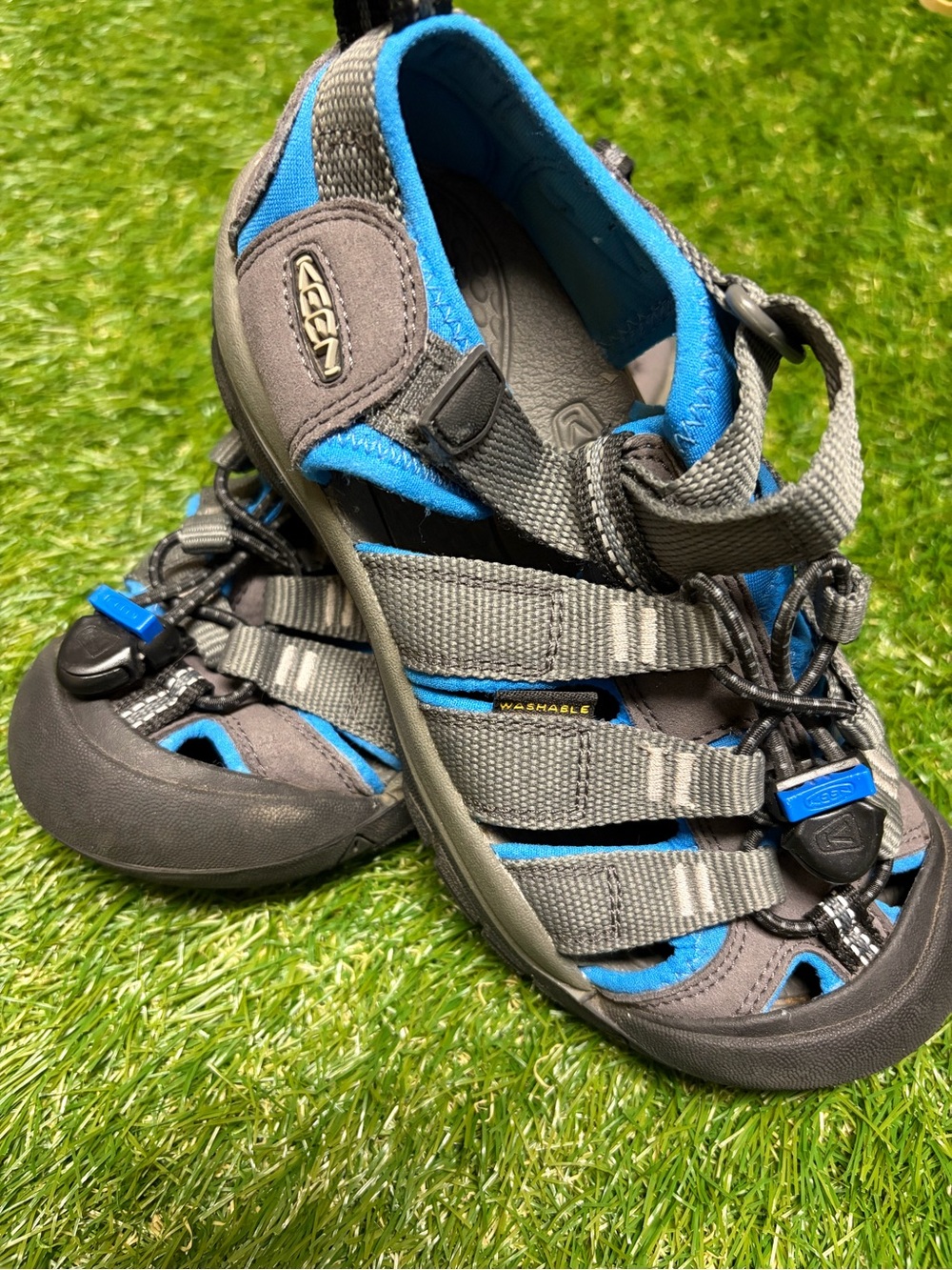 KEEN Kids Gray and Blue Closed-Toe Sport Sandals. very nice